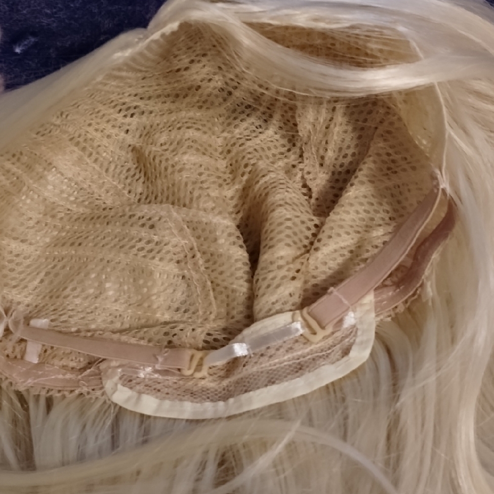 Elegant Blonde Wig - Picture 4 of 5
